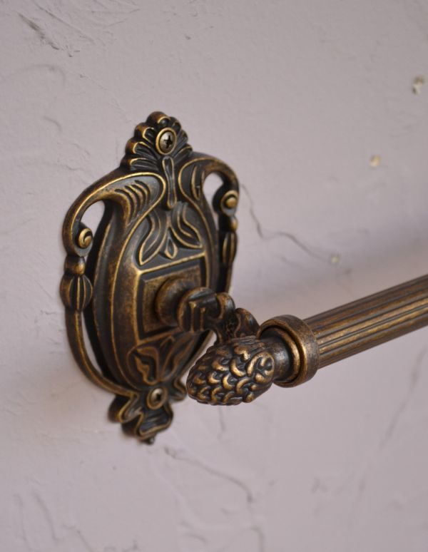 洗面・トイレ　住宅用パーツ　ヨーロピアン調の真鍮製タオルバー（アンティーク色）。ヨーロピアンデザインが壁を華やかに演出してくれます。(sa-626)