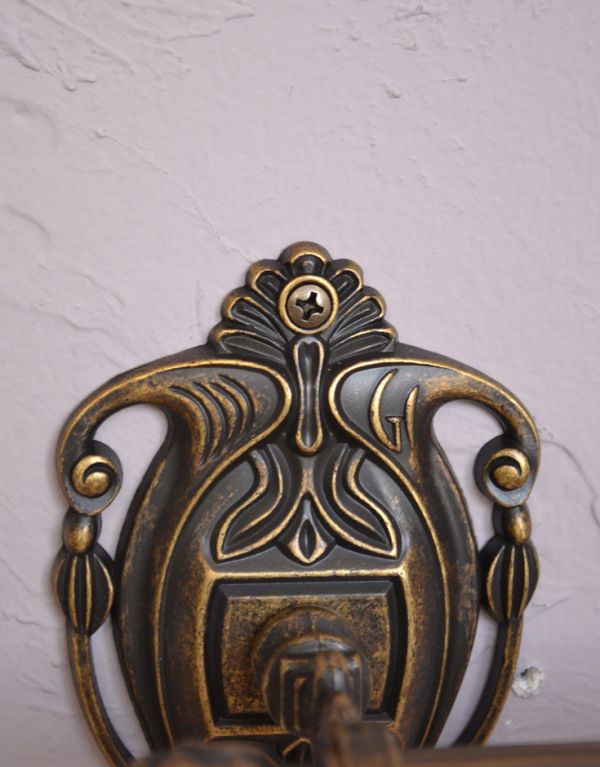洗面・トイレ　住宅用パーツ　ヨーロピアン調の真鍮製タオルバー（アンティーク色）。ビスも台座柄の一部として溶け込み目立たないようこだわって作られたデザインです。(sa-626)