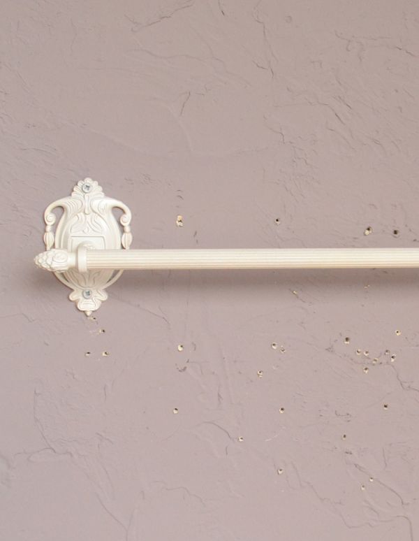 洗面・トイレ　住宅用パーツ　ヨーロピアン調の真鍮製タオルバー（アンティークホワイト）。ヨーロピアンデザインが壁を華やかに演出してくれます。(sa-628)