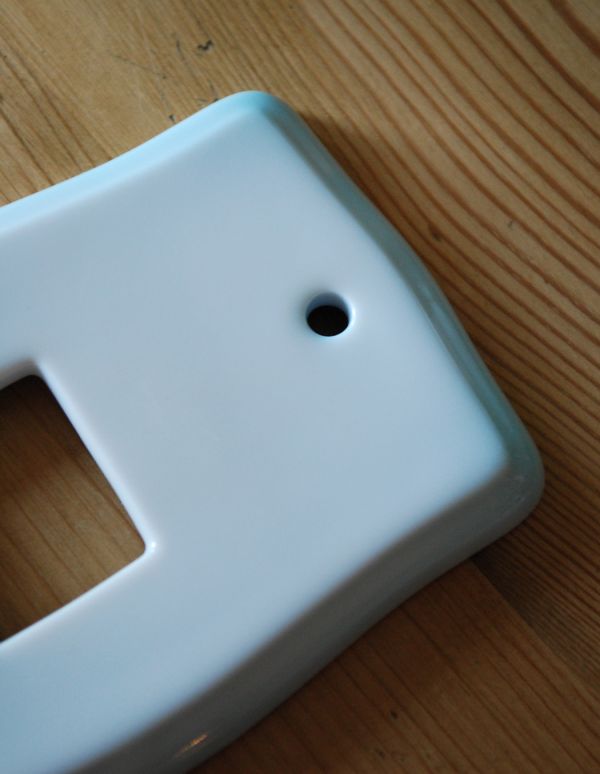 スイッチ・スイッチカバー　住宅用パーツ　陶器製スイッチプレート（シングルタイプ）電気スイッチ。陶器に淡いブルーの吹きつけ仕上げです。(sc-16-a)