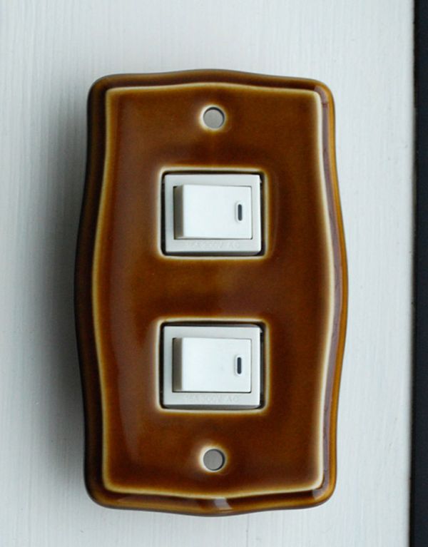スイッチ・スイッチカバー　住宅用パーツ　陶器製スイッチプレート/飴釉（ダブルタイプ）電気スイッチ。誰でも簡単に取り付け出来ます。(sc-17-b)