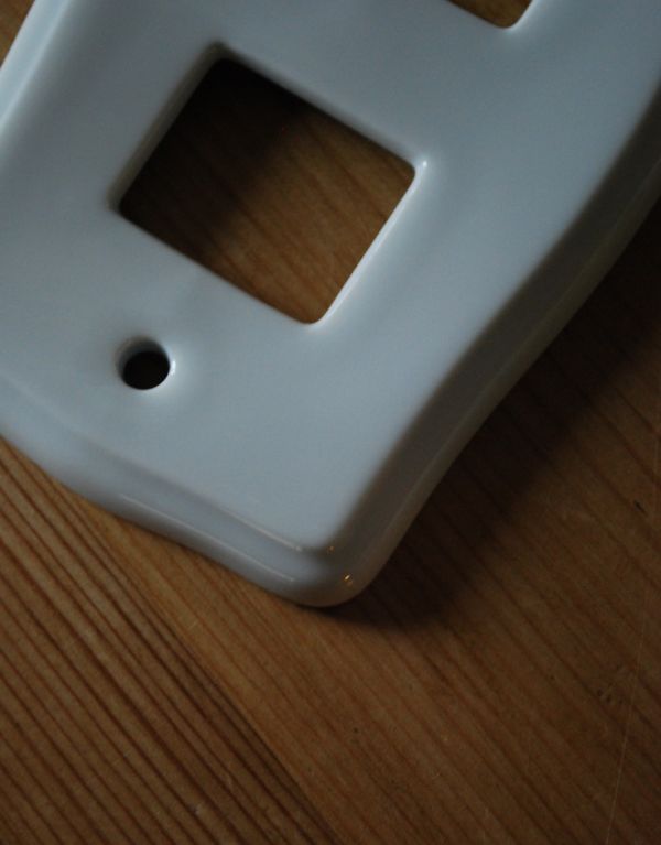 スイッチ・スイッチカバー　住宅用パーツ　陶器製スイッチプレート/ホワイト（ダブルタイプ）電気スイッチ。清潔感たっぷりのホワイトカラー。(sc-18-b)