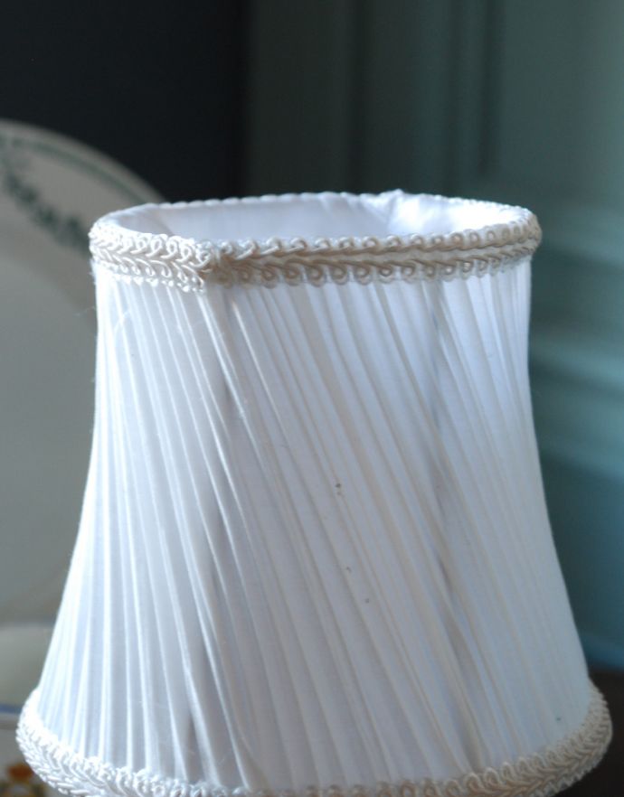 シャンデリア球のシェード　インテリア雑貨　ツイストラインが大人っぽい清楚なホワイトの布シェード。女性らしいギャザーが魅力的なデザインです。(sd-40)