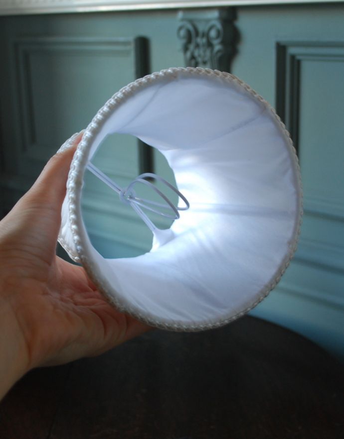 シャンデリア球のシェード　インテリア雑貨　ツイストラインが大人っぽい清楚なホワイトの布シェード。クリップタイプになっているので、簡単に取り付けられます。(sd-40)