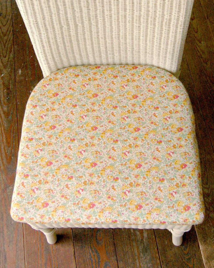 Handleオリジナル　アンティーク風　ロイドルームの椅子、8色から選べるHandleオリジナルのロイドルームチェア(Morning)。LIBERTYプリントのクッション付きHandleのオリジナルロイドルームチェアには、同じくイギリス生まれのLIBERTYプリントのクッションが付いてきます。(hol-01)