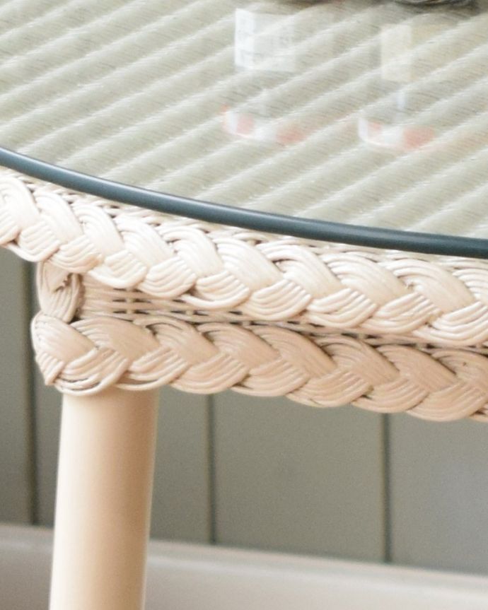 Handleオリジナル　アンティーク風　ロイドルームのサイドテーブル、8色から選べるHandleオリジナルのロイドルーム。丁寧な編み込み天板の縁から、足先まで美しい編み目。(hol-06)
