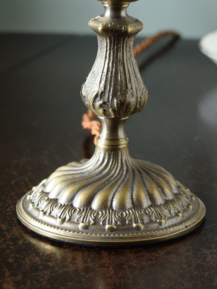 アンティーク調のおしゃれな照明、Handleオリジナルの真鍮テーブル 