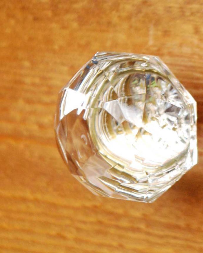 取っ手・ハンドル　住宅用パーツ　キラキラ輝く真鍮×ガラスの取っ手（カッティング）。キラッと輝くガラスの取っ手まるで宝石のような形が可愛いんです。(u-519-r)