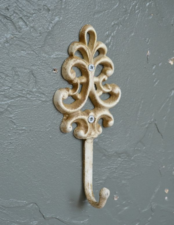 フック　住宅用パーツ　モチーフアンティーク風アイアン製フック（Ivory）。アイアンをアンティーク風に仕上げたデザインです。(u-760)