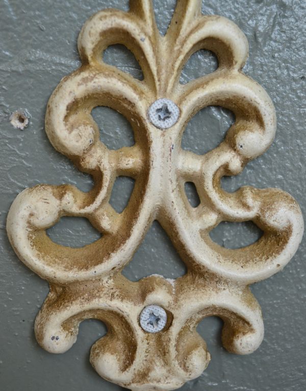 フック　住宅用パーツ　モチーフアンティーク風アイアン製フック（Ivory）。ビス穴は2ヶ所にあります。(u-760)
