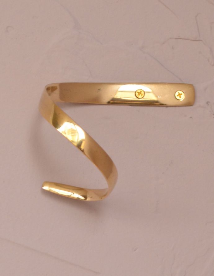 ファブリック（布）雑貨　インテリア雑貨　真鍮製のカーテンフック、ＨＯＬＤ　ＢＡＣＫＳ （ゴールド・Ｒ）。シンプルなデザイン。(u-785R)