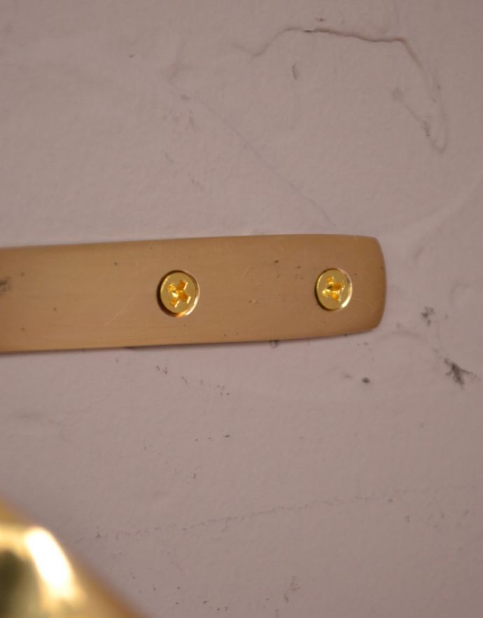 ファブリック（布）雑貨　インテリア雑貨　真鍮製のカーテンフック、ＨＯＬＤ　ＢＡＣＫＳ （ゴールド・Ｒ）。ネジがついているので、すぐにお使い頂けます。(u-785R)