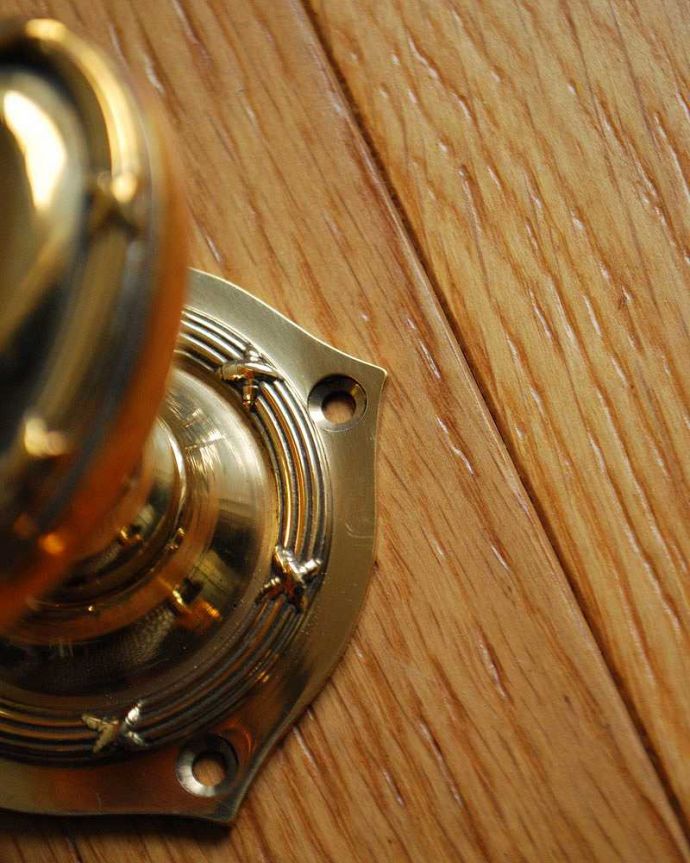 ドアノブ　住宅用パーツ　真鍮製ドアノブオーバル、内外用2個セット（ラッチ付）。真鍮は、時間と共に色が変化して味わいがでてくるのが特徴。(u-846)