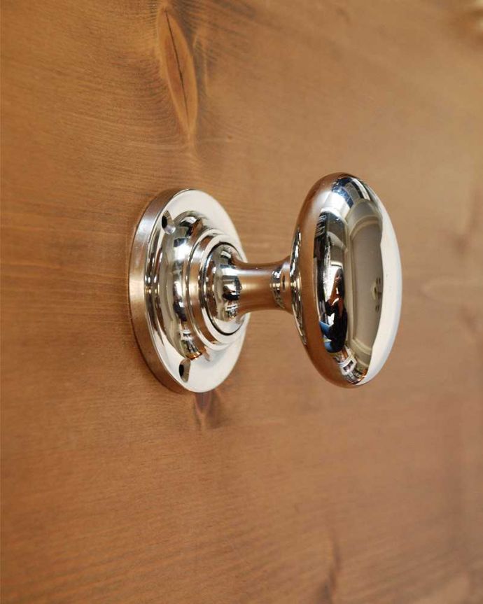 ドアノブ　住宅用パーツ　シンプルなデザインの真鍮ドアノブ（ドアの取っ手）（ラッチ付）。横から見た感じ。(u-850)