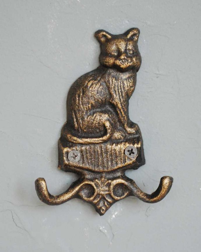 フック・フックボード　住宅用パーツ　猫のデザインが可愛い便利に使えるアンティーク風のキャスト2連フック（ビス付き）。カンタンに取り付け出来ます。(u-868)