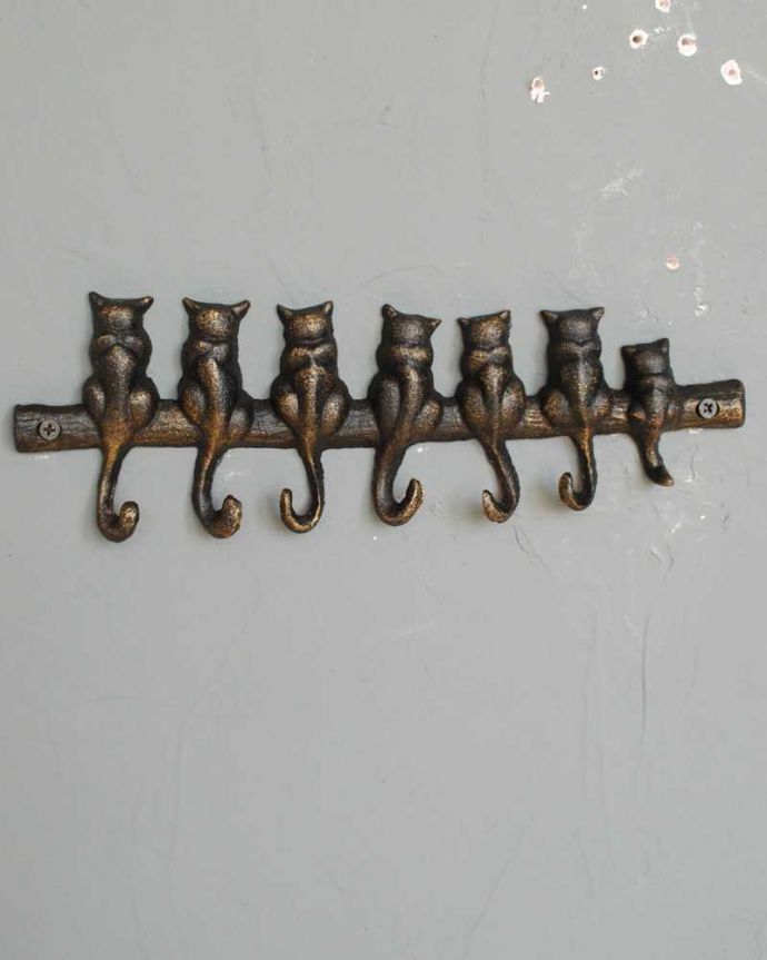 フック・フックボード　住宅用パーツ　猫が７匹並んだ可愛くて便利に使えるアンティーク風のキャスト7連フック（ビス付き）。カンタンに取り付け出来ます。(u-871)