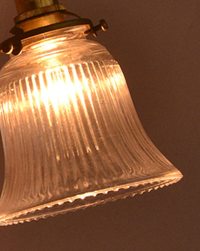 壁付けブラケット　照明・ライティング　陶器の土台が可愛いガラスのシェード付きアンティーク風ウォールブラケット（電球なし）。LEDも使えます口金は日本球仕様のE17型、100Wまで対応しています。(wr-035-a)