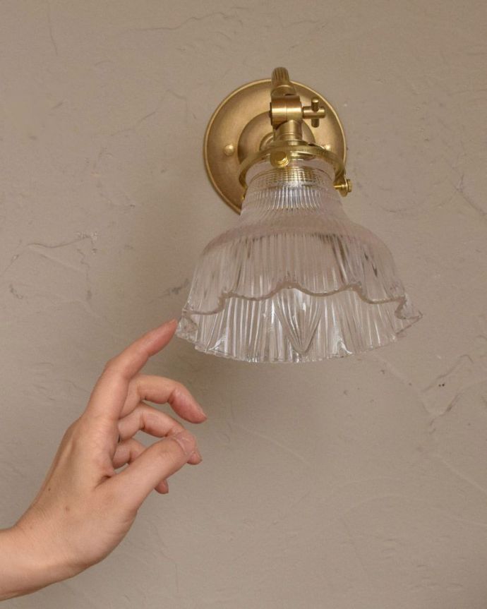 壁付けブラケット　照明・ライティング　ガラスシェード付きウォール ブラケット（ゴールド色・電球なし）。壁からの灯りでお部屋を素敵に照らしませんか？下向きタイプの壁付け照明は、洗面所や廊下などはもちろんリビングなど、いろんな場所で実用的にお使い頂けます。(wr-043-c)