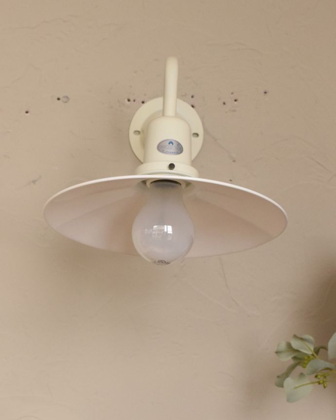 壁付けブラケット　照明・ライティング　アイアン製シェード付きのウォールブラケット（電球なし）。あたたかさのある白く美しいアイアン製シェードです。(wr-053-a)