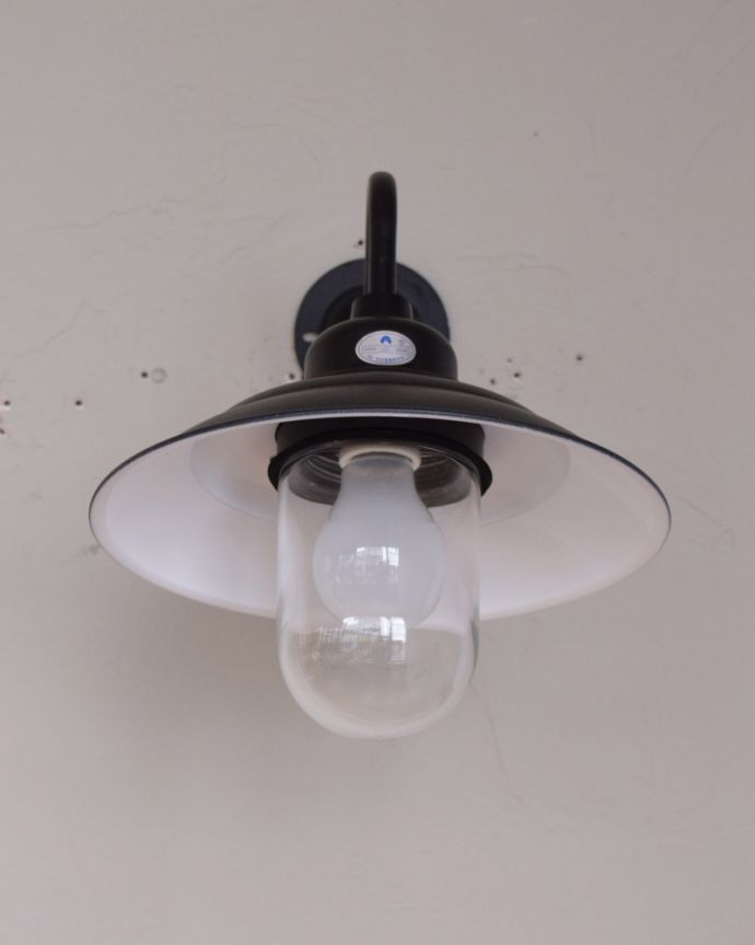 壁付けブラケット　照明・ライティング　ウォールブラケット（外灯・ブラック）（電球なし）。ガラスのカバーが付いています。(wr-054b-a)