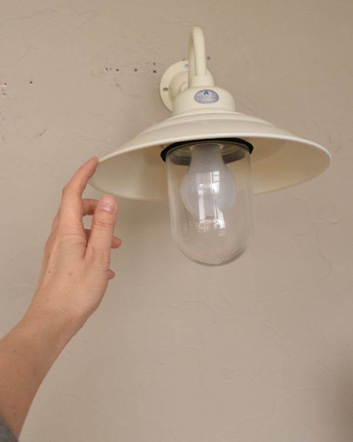 壁付けブラケット　照明・ライティング　ウォールブラケット（外灯・ホワイト）（電球なし）。玄関などの外灯用にいかがですか？。(wr-054w-a)