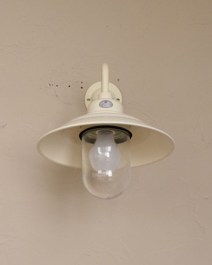 壁付けブラケット　照明・ライティング　ウォールブラケット（外灯・ホワイト）（電球なし）。内側もお揃いのホワイト。(wr-054w-a)