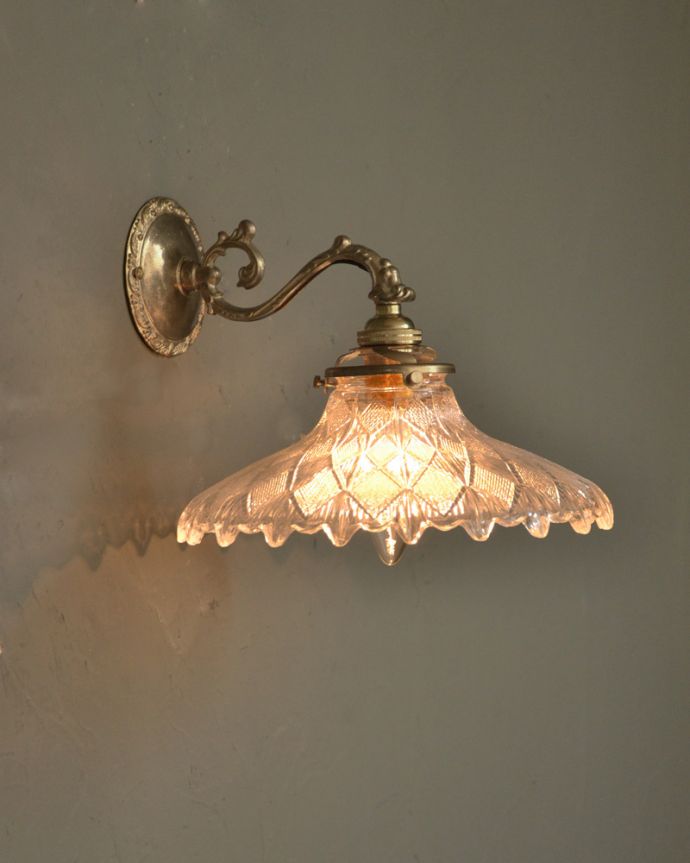 Handleオリジナル　照明・ライティング　Handleオリジナルの真鍮壁付けブラケット（アンティーク色・Ｅ17シャンデリア球・ギャラリーＡ付）。夜が楽しみになる壁からの灯り夜、点灯した時にドラマティックな壁の陰影を楽しむことが出来ます。(wr-070a-o)