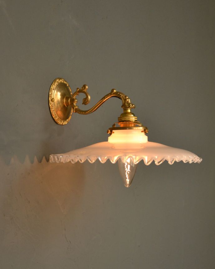 Handleオリジナル　照明・ライティング　Handleオリジナルの真鍮壁付けブラケット（Ｅ17シャンデリア球・ギャラリーＡ付）。夜が楽しみになる壁からの灯り夜、点灯した時にシェードが映し出す可愛らしい壁の陰影を楽しむことが出来ます。(wr-069-o)