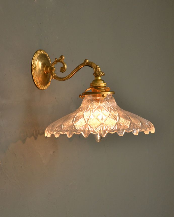 Handleオリジナル　照明・ライティング　Handleオリジナルの真鍮壁付けブラケット（Ｅ17シャンデリア球・ギャラリーＡ付）。夜が楽しみになる壁からの灯り夜、点灯した時にシェードが映し出す可愛らしい壁の陰影を楽しむことが出来ます。(wr-070-o)