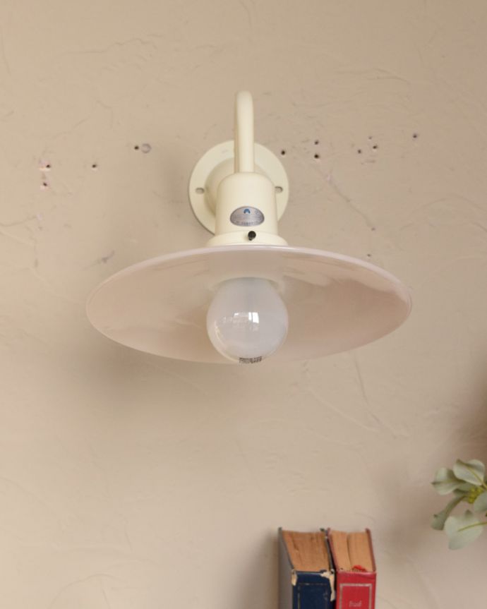 壁付けブラケット　照明・ライティング　ガラスシェード付きのウォールブラケット（電球なし）。電球はE26　100Wまで使用できます。(wr-071-a)
