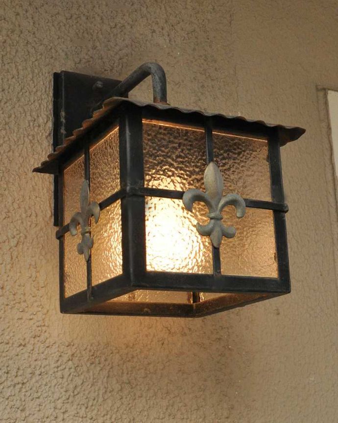 Handleオリジナル　照明・ライティング　オシャレに玄関を照らしてくれるHandleオリジナルのアンティーク風 外灯（E26球付）。フランスのアンティークをモチーフにした外灯わが家の外灯をモチーフにしたフランスらしいデザインの外灯です。(wr-074-o)