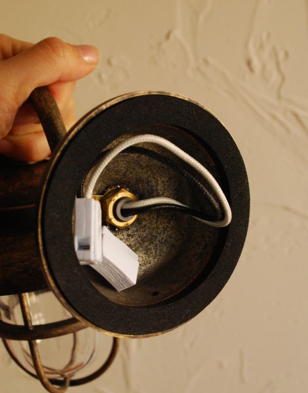 壁付けブラケット　照明・ライティング　真鍮製ウォールブラケット（外灯・アンティーク色）（電球セット）。※配線に直結するので、電気屋さんによる取り付け工事が必要です。(wr-079)