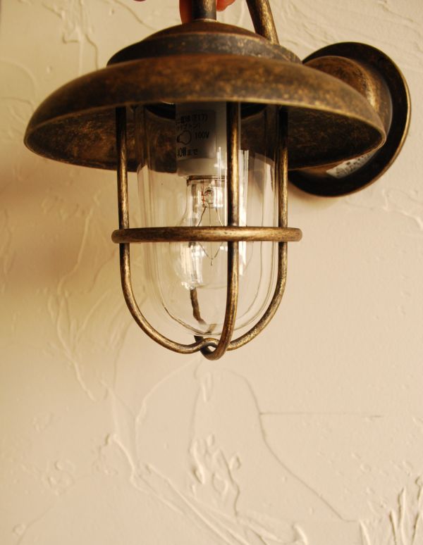 壁付けブラケット　照明・ライティング　真鍮製ウォールブラケット（外灯・アンティーク色）（電球セット）。玄関などの外灯用にいかがですか？防雨仕様になっていますので、直接雨のかかる場所でお使いになれます。(wr-079)