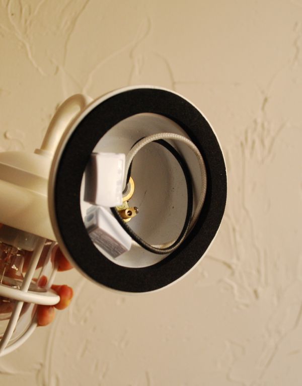 壁付けブラケット　照明・ライティング　真鍮製ウォールブラケット（外灯・ホワイト）（電球セット）。※配線に直結するので、電気屋さんによる取り付け工事が必要です。(wr-080)