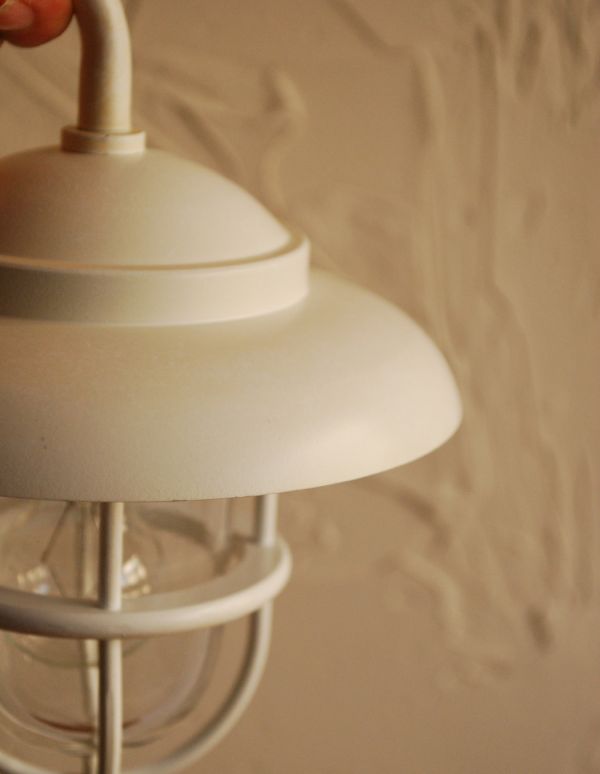 壁付けブラケット　照明・ライティング　真鍮製ウォールブラケット（外灯・ホワイト）（電球セット）。玄関などの外灯用にいかがですか？防雨仕様になっていますので、直接雨のかかる場所でお使いになれます。(wr-080)
