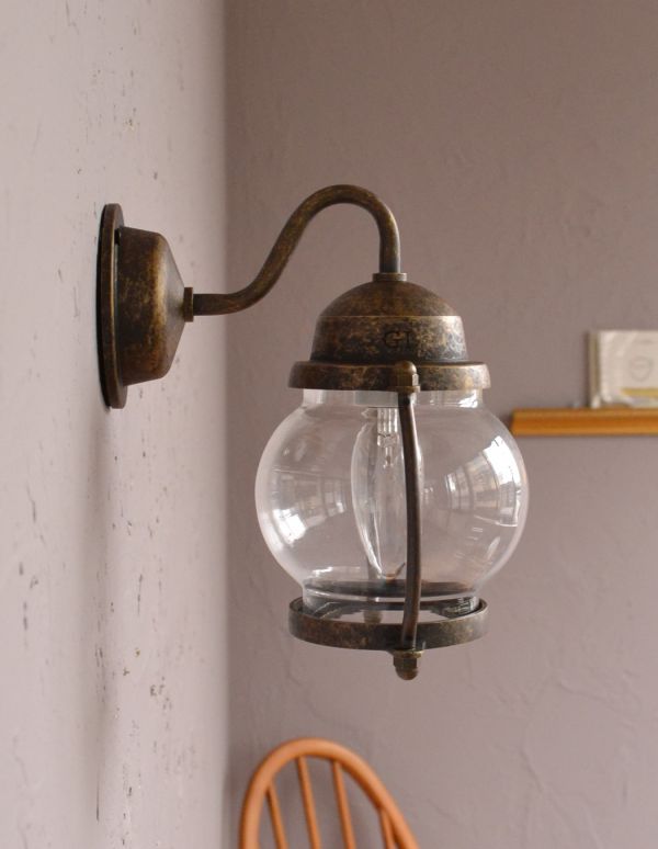 壁付けブラケット　照明・ライティング　真鍮製ウォールブラケット、小さいポーチライト（外灯・アンティーク色）（電球セット）。無垢材の真鍮にアンティーク色で仕上げたこだわりのデザインです。(wr-082)