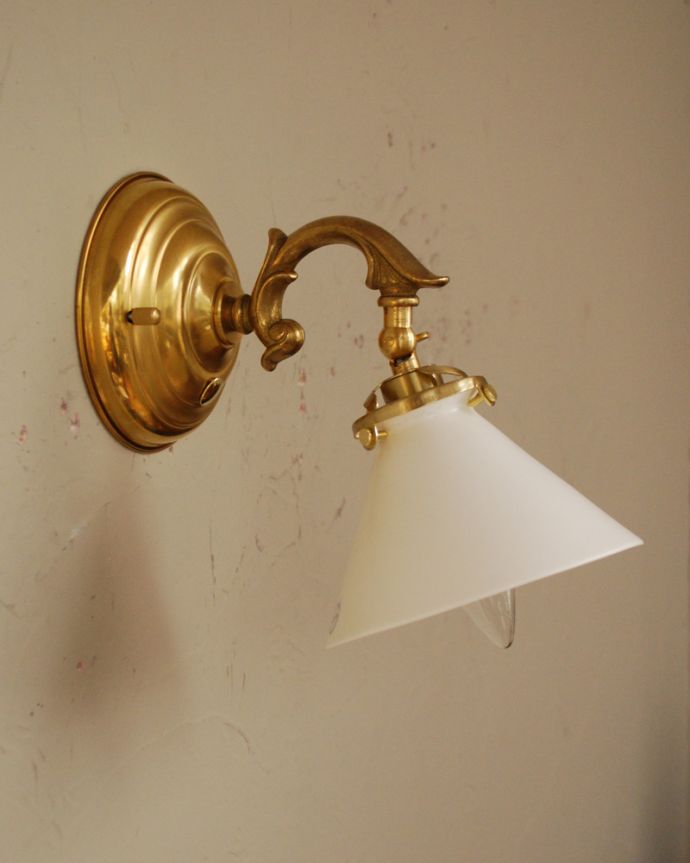 壁付けブラケット　照明・ライティング　温かい明かりで和む、ボーンチャイナのウォールランプ（ゴールド色・電球なし）。優雅でちょっぴりゴージャスなデザインのアーム製。(wr-086)