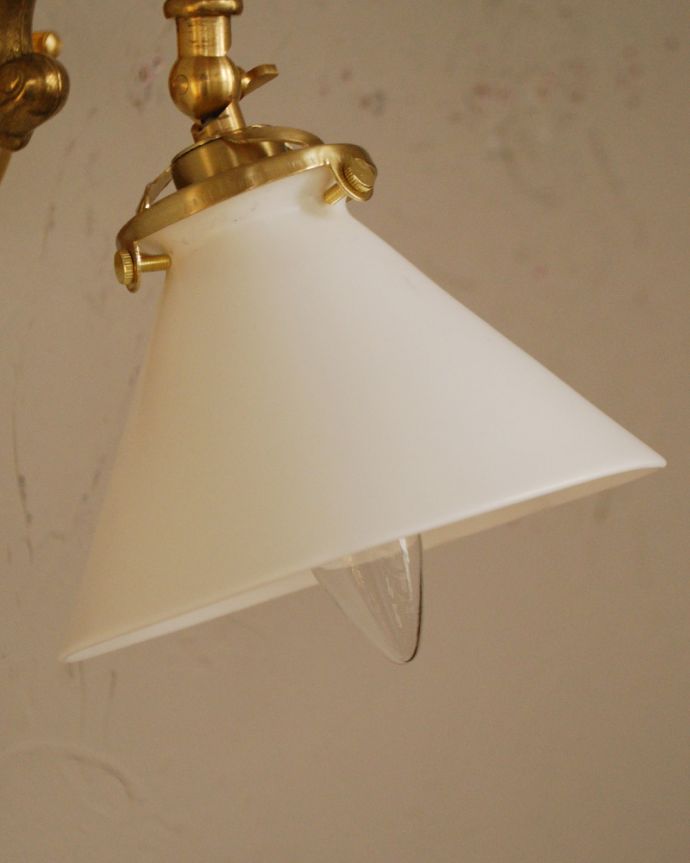 壁付けブラケット　照明・ライティング　温かい明かりで和む、ボーンチャイナのウォールランプ（ゴールド色・電球なし）。ボーンチャイナのガラスからポッと優しい光が灯ります。(wr-086)