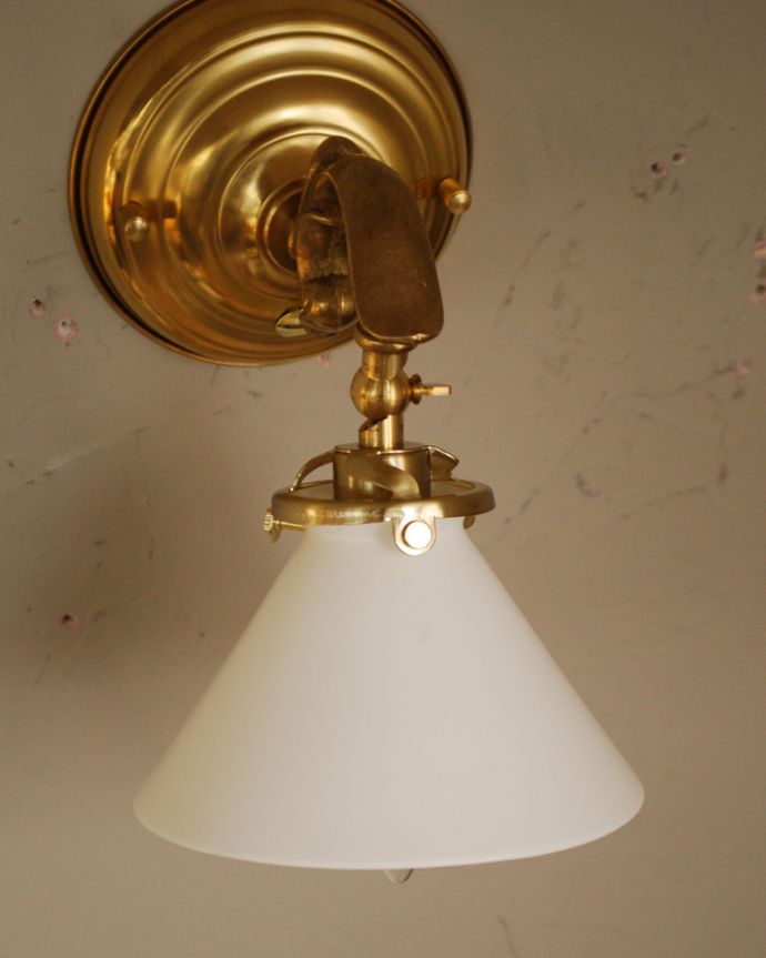 壁付けブラケット　照明・ライティング　温かい明かりで和む、ボーンチャイナのウォールランプ（ゴールド色・電球なし）。小ぶりなサイズなのでどこにでも取り付けやすいライトです。(wr-086)