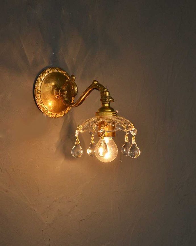 Handleオリジナル　照明・ライティング　Handleオリジナルガラス皿のウォールシャンデリアA(丸球付・ギャラリーなし）。夜が楽しみになる壁からの灯り点灯した時に壁に映るドラマティックな光の陰影を楽しむことが出来ます。(wr-090g-o)