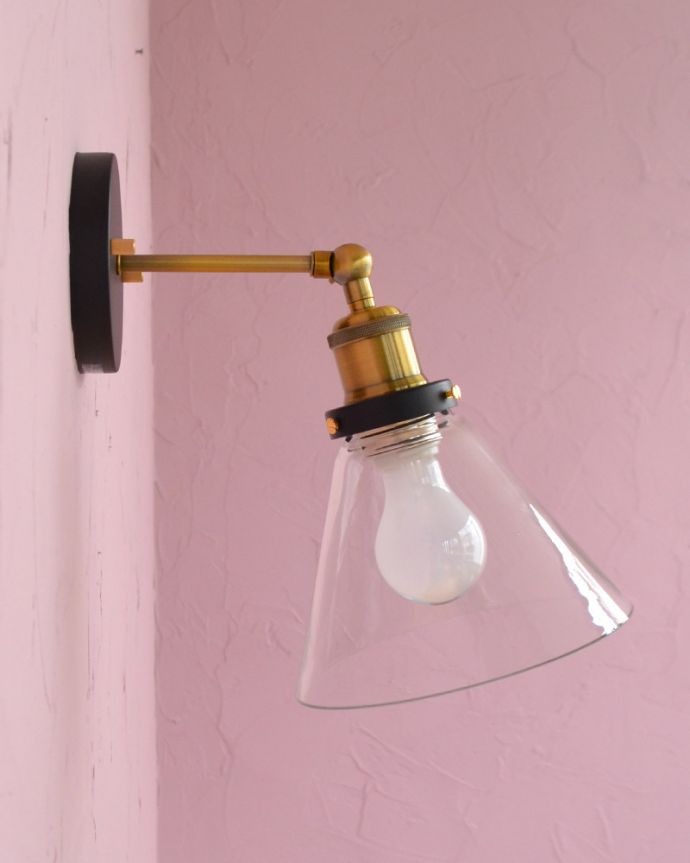 壁付けブラケット　照明・ライティング　可動式ウォールランプ　マウント型(ガラスシェード)（電球なし）。ゴールドの金具が高級感を感じさせるアクセントになっています。(wr-097)