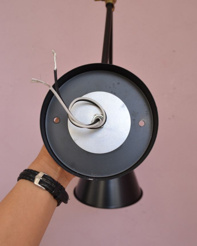 壁付けブラケット　照明・ライティング　アイアン製可動式ウォールランプ　マウント型(ブラック)（E26球付）。電器屋さんに、壁からの配線に直接取り付け工事をお願いして下さい。(wr-098)