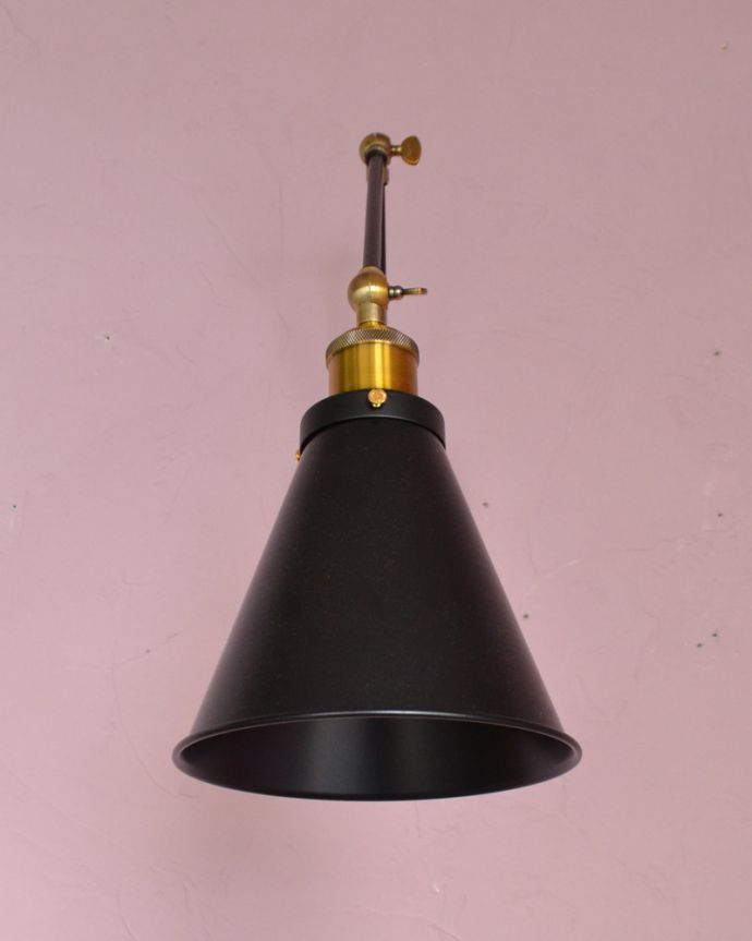 壁付けブラケット　照明・ライティング　アイアン製可動式ウォールランプ　マウント型(ブラック)（E26球付）。小ぶりなサイズなのでどこにでも取り付けやすいライトです。(wr-098)
