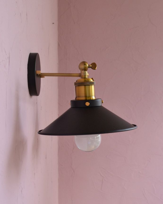 壁付けブラケット　照明・ライティング　アイアン製可動式、２灯タイプのウォールランプ　平傘型(ブラック)（電球なし）。ブラックカラーのアイアンシェードに、ゴールドの金具が高級感を感じさせるアクセントになっています。(wr-099)