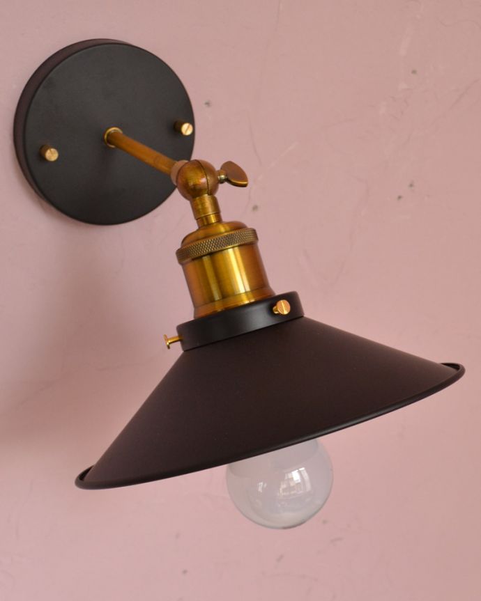 壁付けブラケット　照明・ライティング　アイアン製可動式ウォールランプ　平傘型(ブラック)（電球なし）。玄関や洗面、階段などにピッタリの壁付けブラケット。(wr-100)