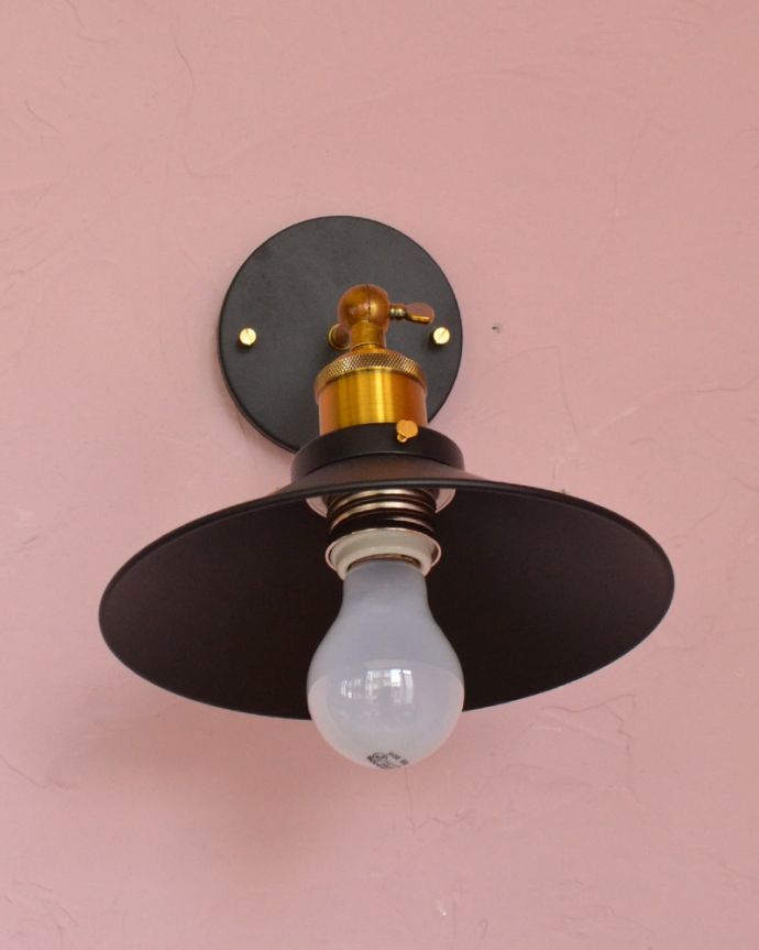 壁付けブラケット　照明・ライティング　アイアン製可動式ウォールランプ　平傘型(ブラック)（電球なし）。小ぶりなサイズなのでどこにでも取り付けやすいライトです。(wr-100)