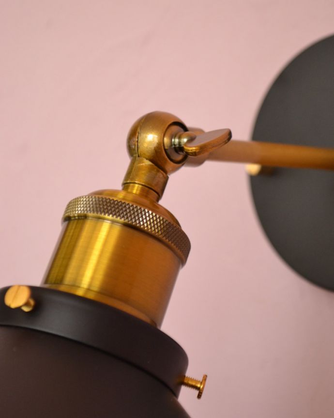 壁付けブラケット　照明・ライティング　アイアン製可動式ウォールランプ　平傘型(ブラック)（電球なし）。角度が調整できる金具が付いています。(wr-100)