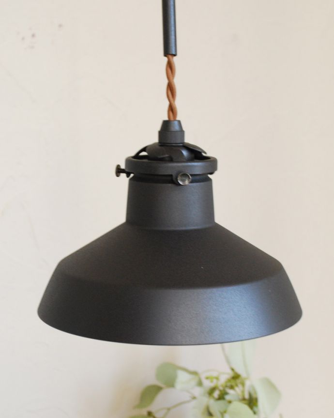 壁付けブラケット　照明・ライティング　スチールシェードのウォールブラケット（BK）（電球なし）。電気が付いていなくても絵になるデザインです。(wr-103)
