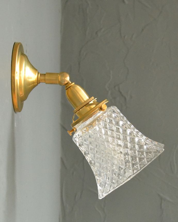 壁付けブラケット　照明・ライティング　ガラスのシェード付き真鍮製のウォールブラケット。。(wr-109)
