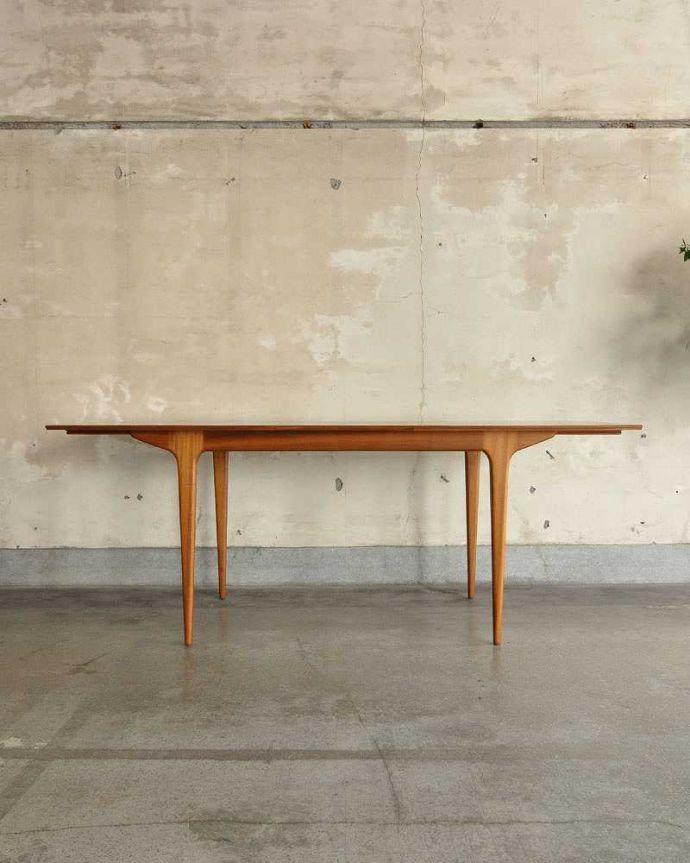 アンティークのテーブル　アンティーク家具　シンプルなヴィンテージの北欧家具、マッキントッシュ エクステンションテーブル。天板を広げると･･･もちろん広げたままの状態でもお使い頂けます。(x-1000-f)